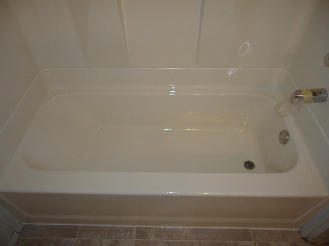 Another standard 70's style bathtub refinished in Kelowna