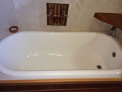 beautiful refinished job on old style tub